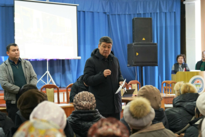 Бакыт Торобаев провел выездное совещание по вопросам Майлуу-Сууйского лампового завода
