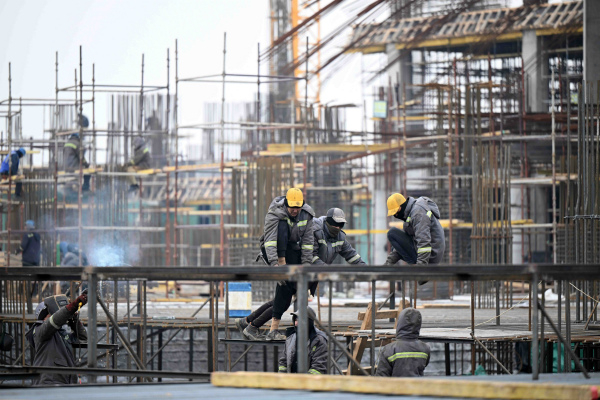 Адылбек Касымалиев ознакомился с ходом строительства стадиона близ Бишкека