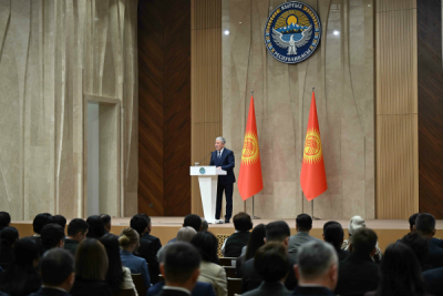 Адылбек Касымалиев наградил отличившихся граждан и госслужащих наградами Кабмина